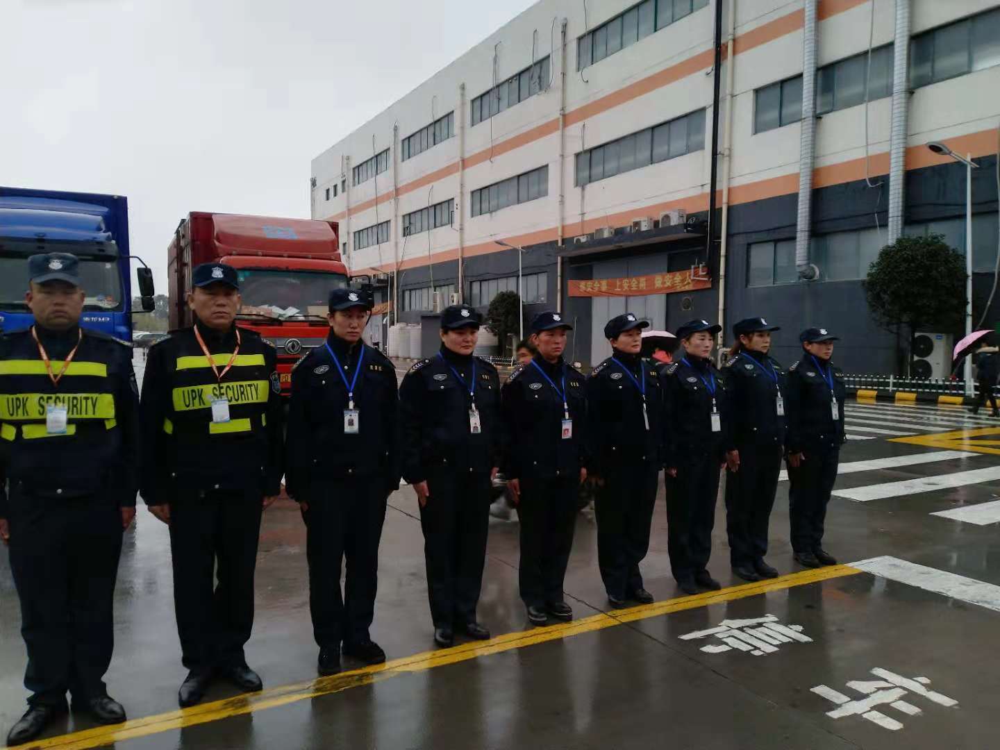 風(fēng)里雨里，堅(jiān)守崗位